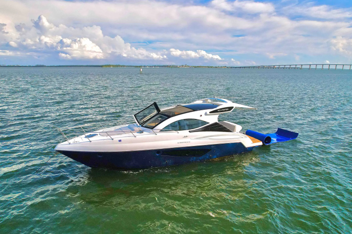 Side-profile view underway on 40′ Schaefer Miami