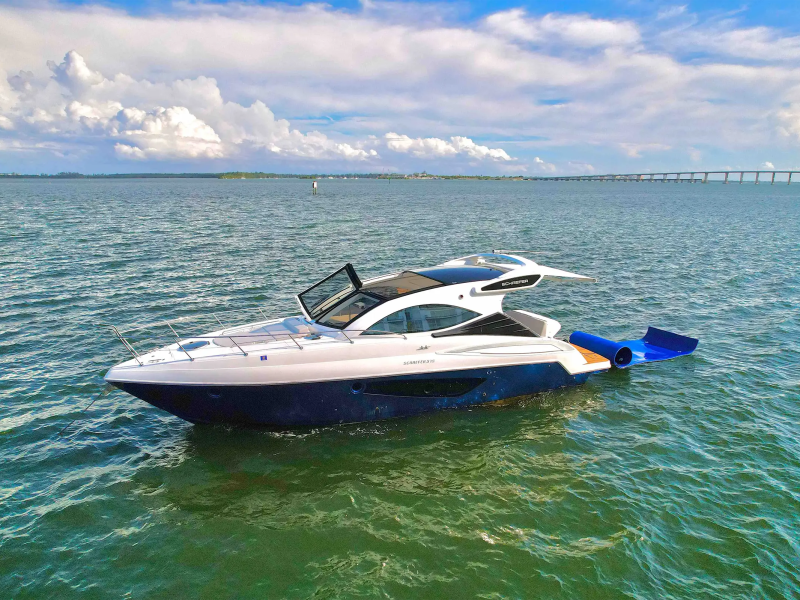 Side-profile view underway on 40′ Schaefer Miami