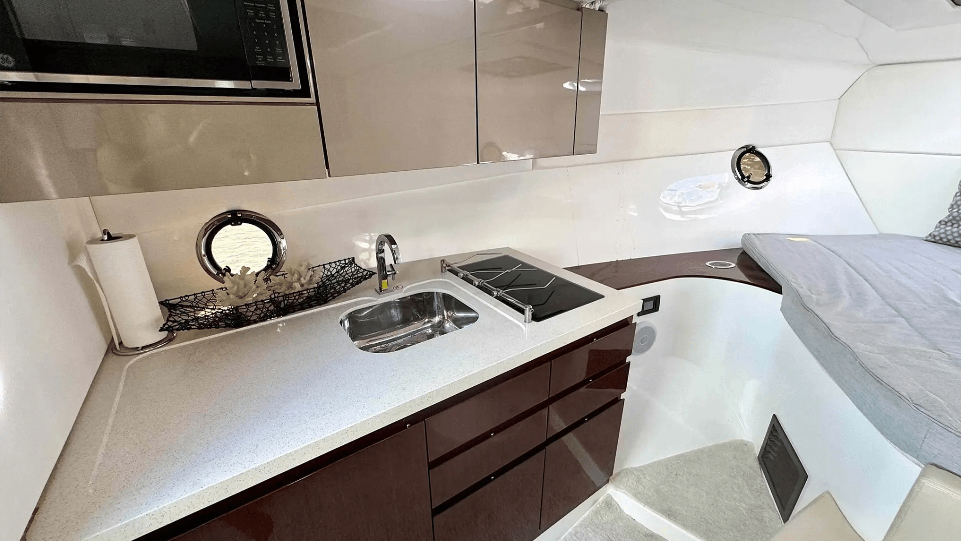 Galley kitchenette on 40′ Schaefer Miami