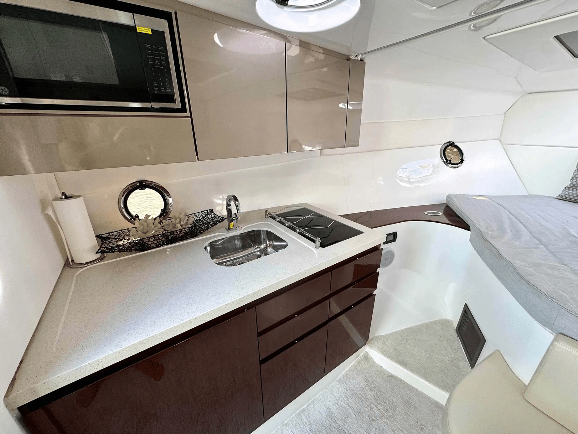 Galley kitchenette on 40′ Schaefer Miami