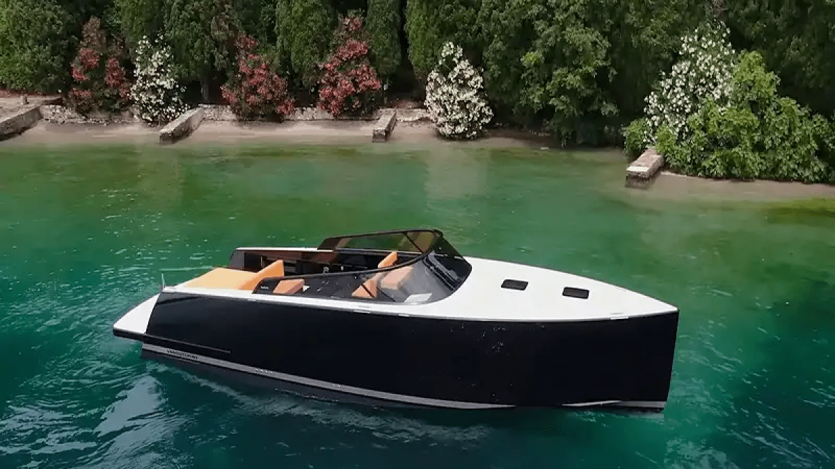 Drone aerial view of 40′ VanDutch Miami Beach