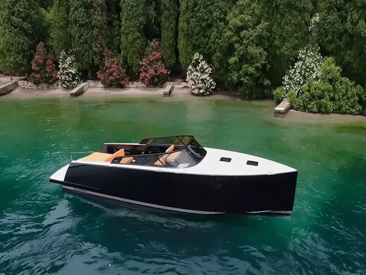 Drone aerial view of 40′ VanDutch Miami Beach