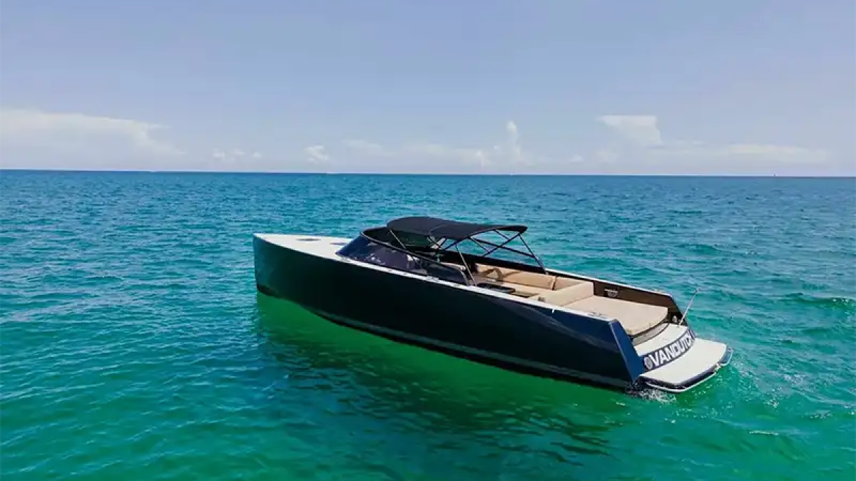 Underway cruising profile of 40′ VanDutch Miami Beach