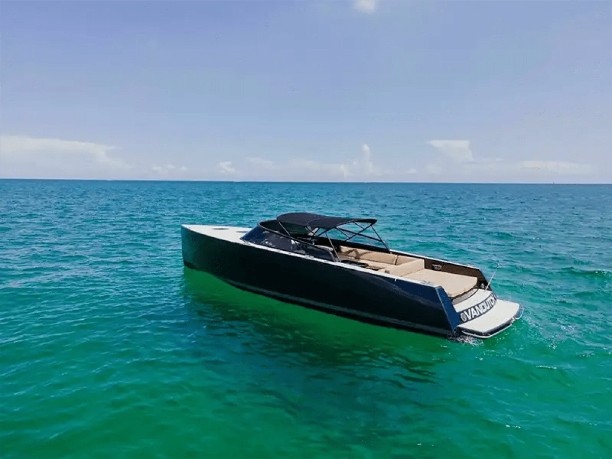 Underway cruising profile of 40′ VanDutch Miami Beach