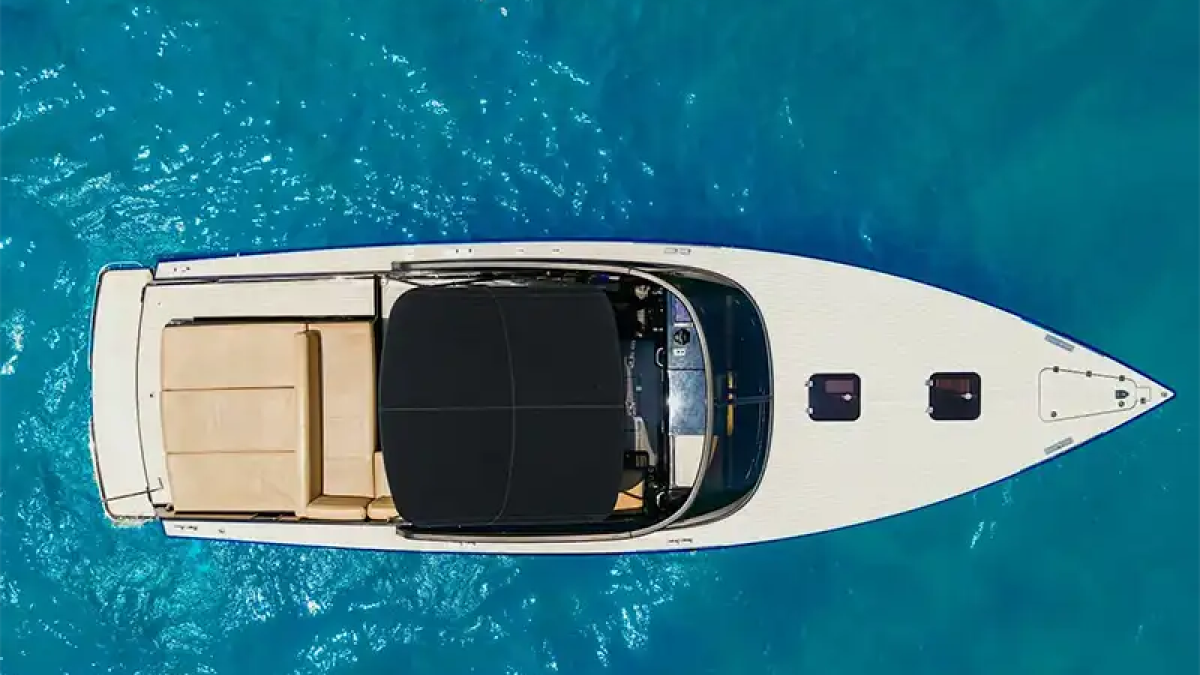 Bow seating on 40′ VanDutch Miami Beach