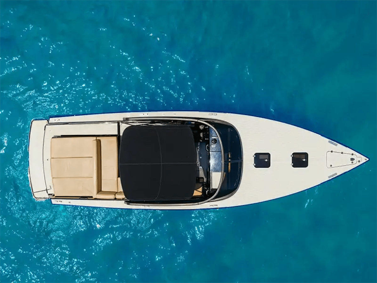 Bow seating on 40′ VanDutch Miami Beach