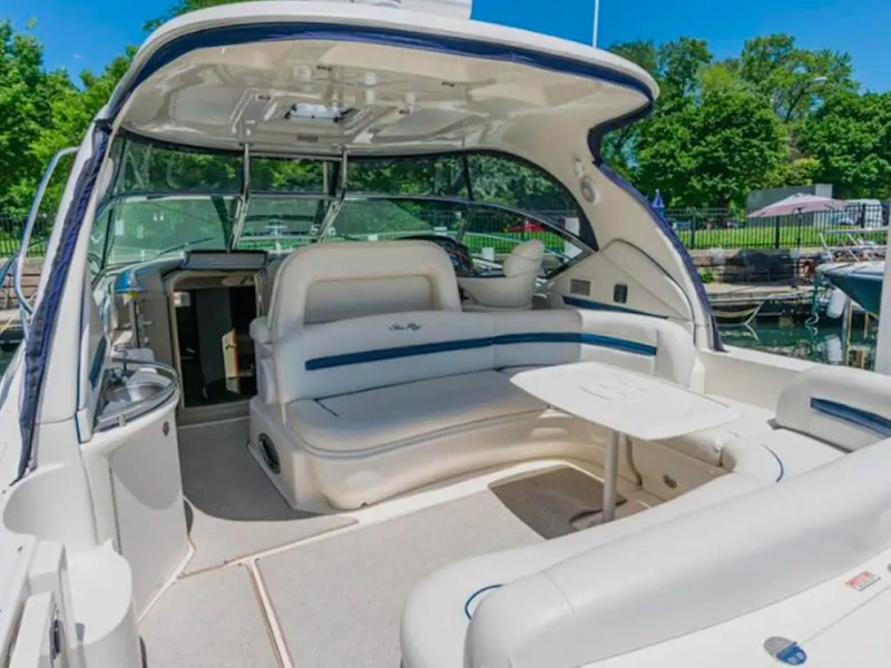 Cockpit social lounge on 42′ Sea Ray Miami