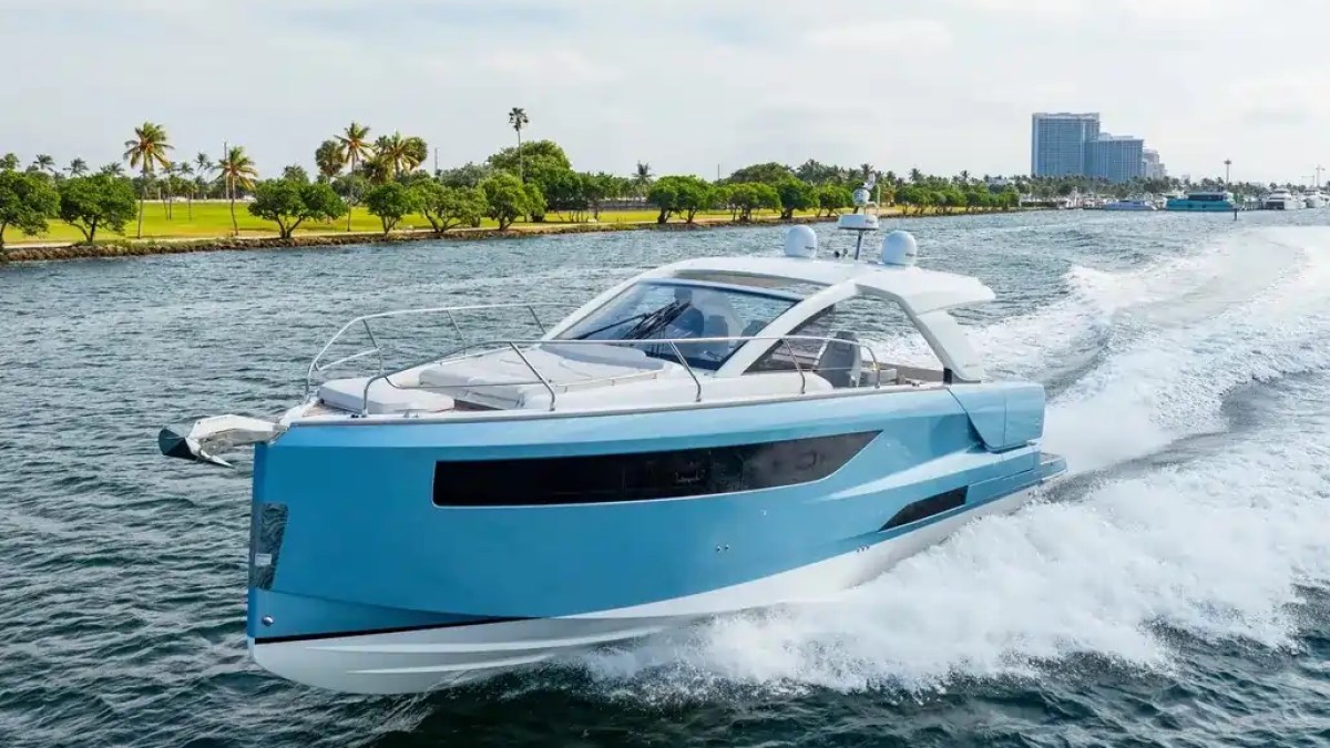 Bow sun-deck on 43′ Jeanneau Miami