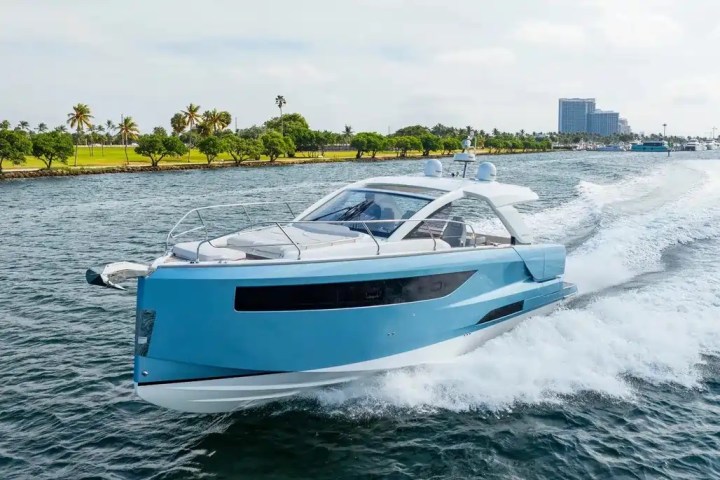 Bow sun-deck on 43′ Jeanneau Miami