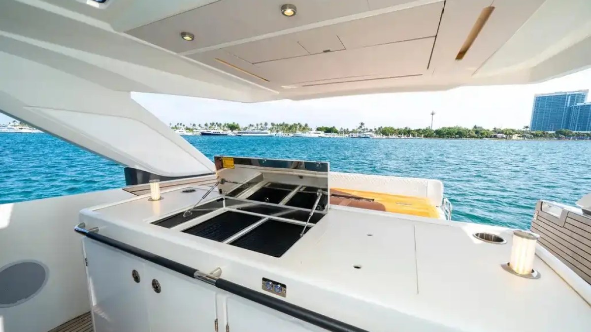 Aft dinner seating on 43′ Jeanneau Miami