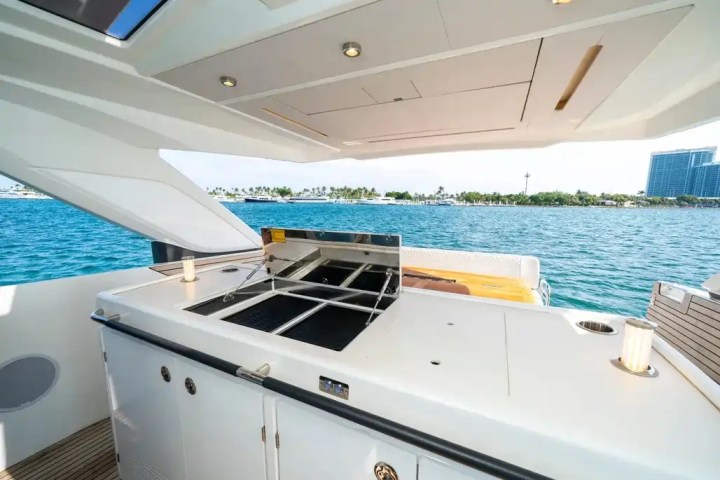 Aft dinner seating on 43′ Jeanneau Miami