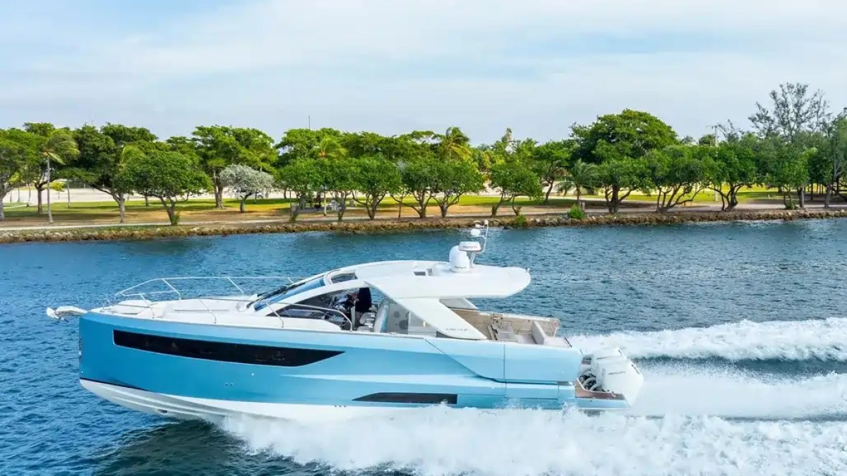 Cruising shot of 43′ Jeanneau Miami underway