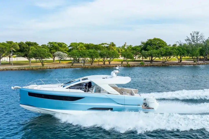 Cruising shot of 43′ Jeanneau Miami underway