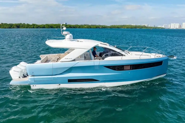 Hull detail close-up on 43′ Jeanneau Miami