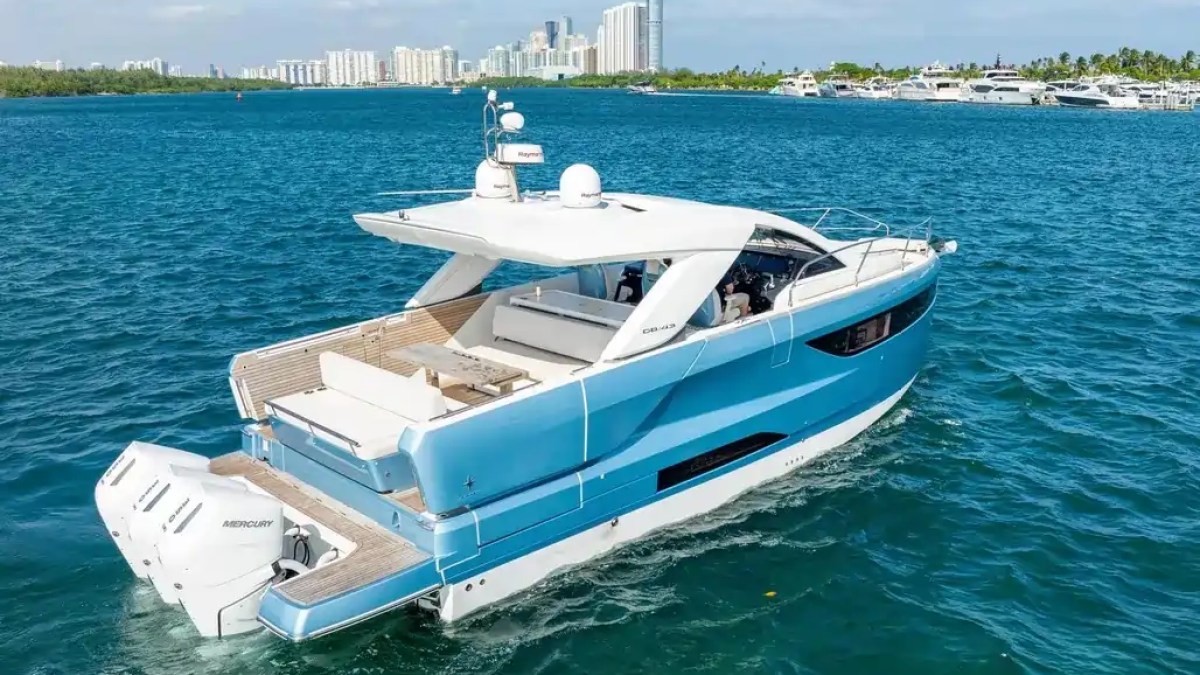 Aerial drone shot of 43′ Jeanneau Miami cruising
