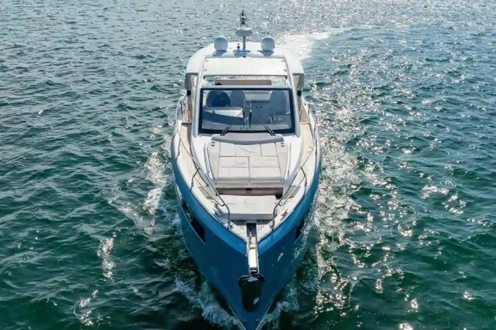 Top-down drone bow layout on 43′ Jeanneau Miami