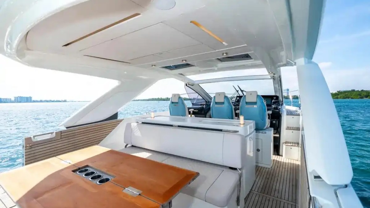 Cockpit social lounge on 43′ Jeanneau Miami