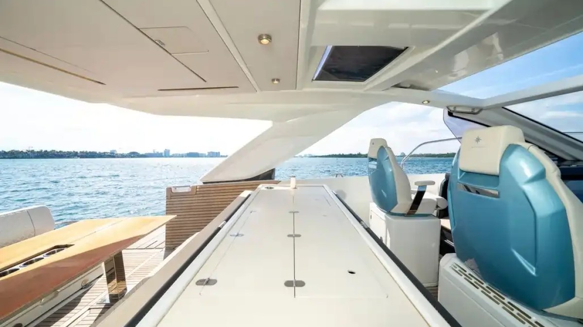 Cockpit refreshment table on 43′ Jeanneau Miami