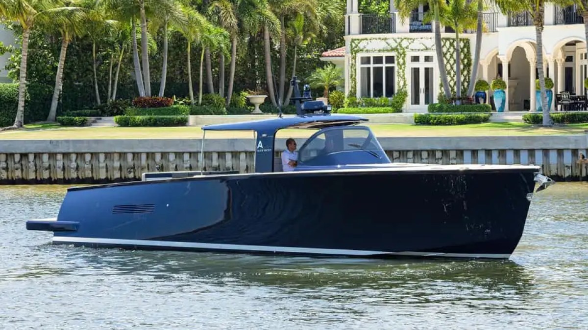 45′ Alen boat slow-cruising along Miami Beach coastline