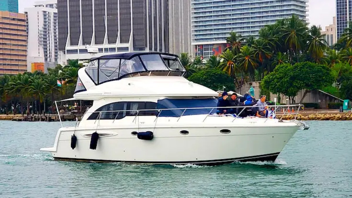 Cruising shot of 45′ Meridian Miami underway