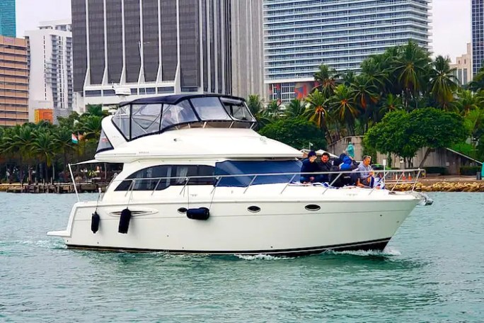 Cruising shot of 45′ Meridian Miami underway