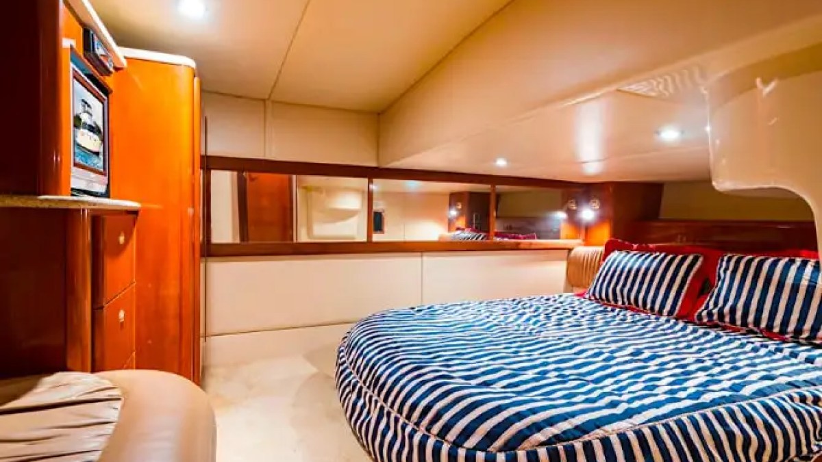 Master cabin berth on 45′ Meridian Miami