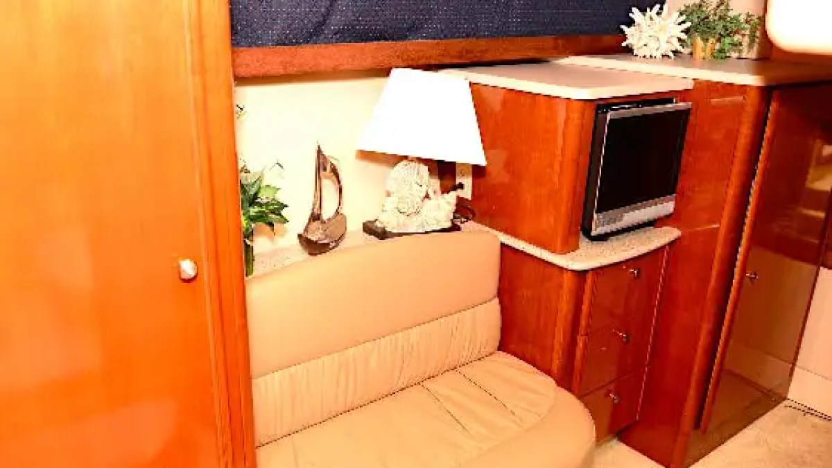Guest cabin berth on 45′ Meridian Miami