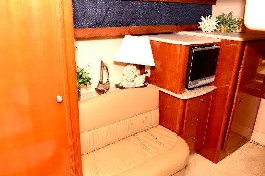 Guest cabin berth on 45′ Meridian Miami