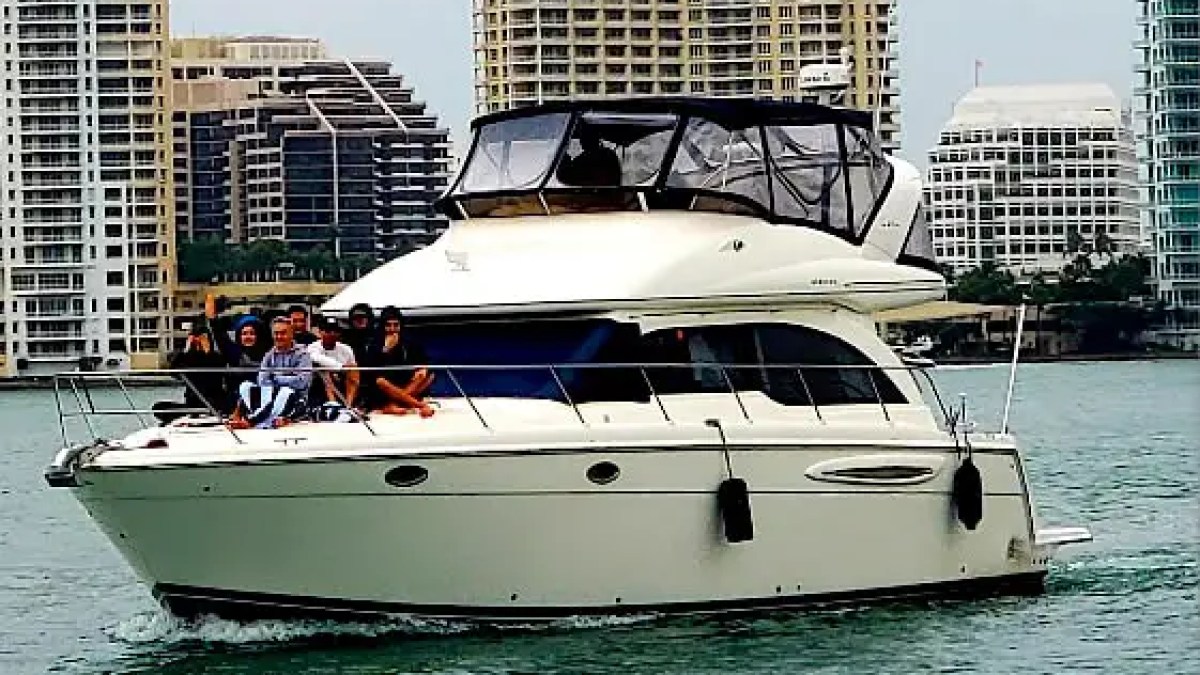 Side-deck walkway on 45′ Meridian Miami