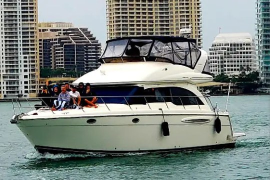 Side-deck walkway on 45′ Meridian Miami