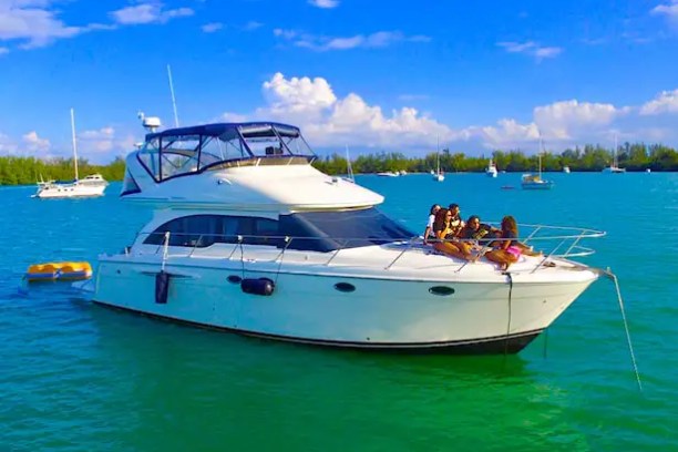 Guest group relaxing on 45′ Meridian Miami