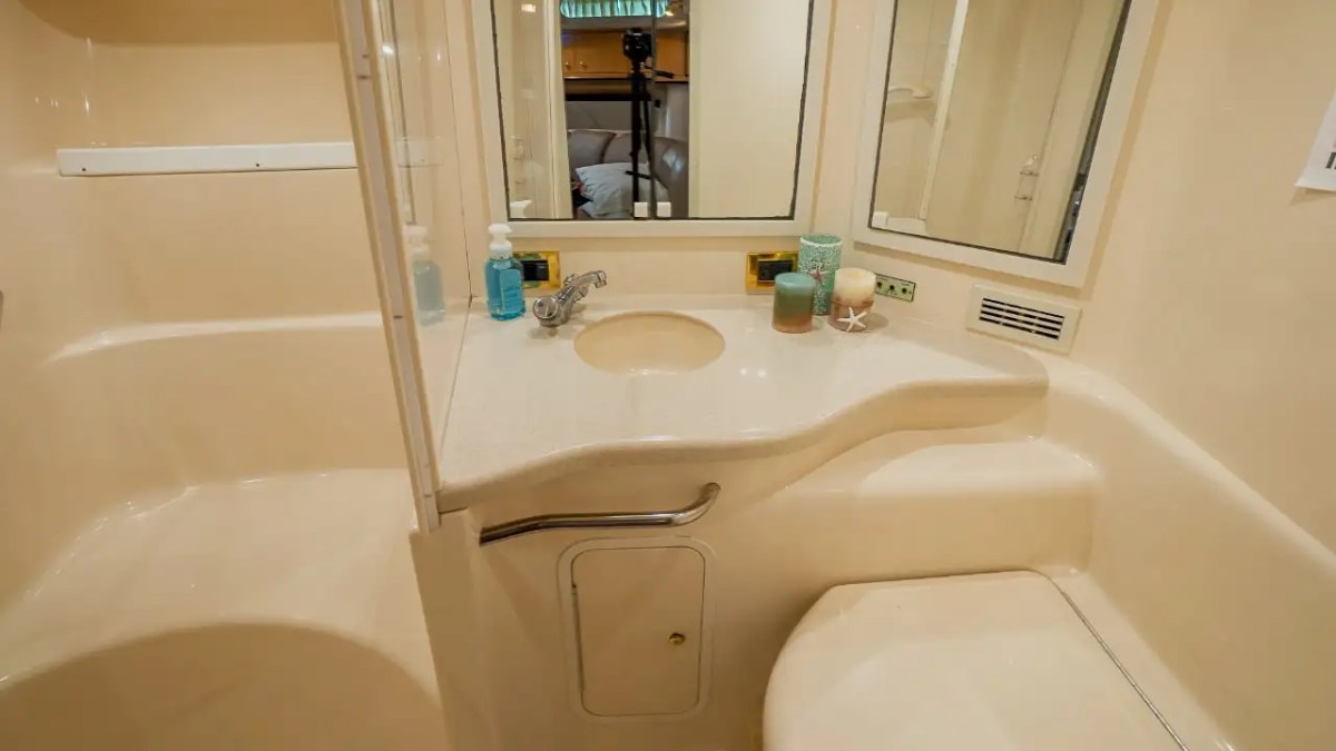 45′ SeaRay boat interior bathroom fixtures