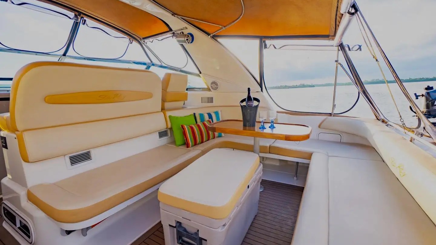 45′ SeaRay boat aft deck lounge view