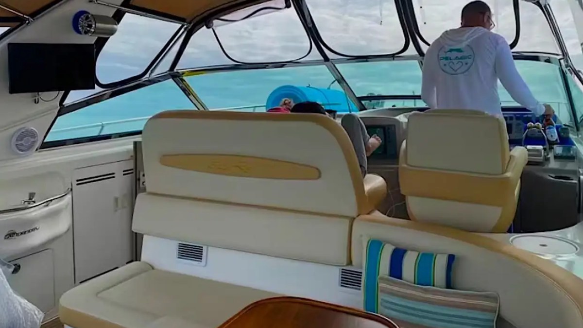 45′ SeaRay boat helm station exterior