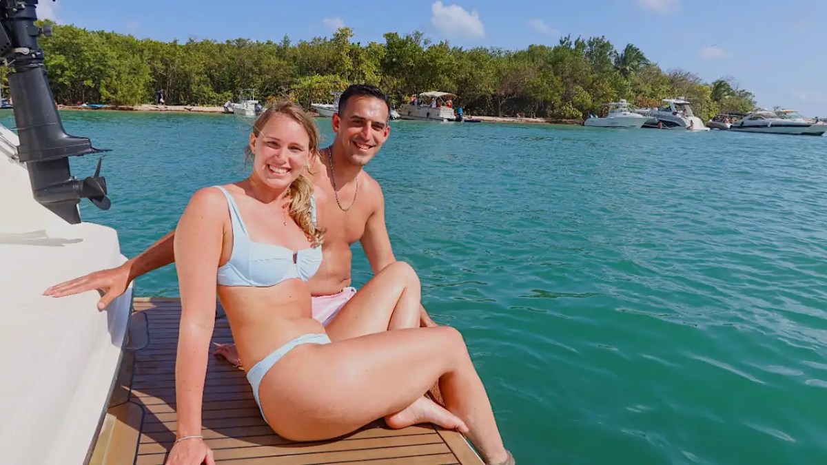 45' SeaRay boat guest posing for photo on swim platform in Miami Beach