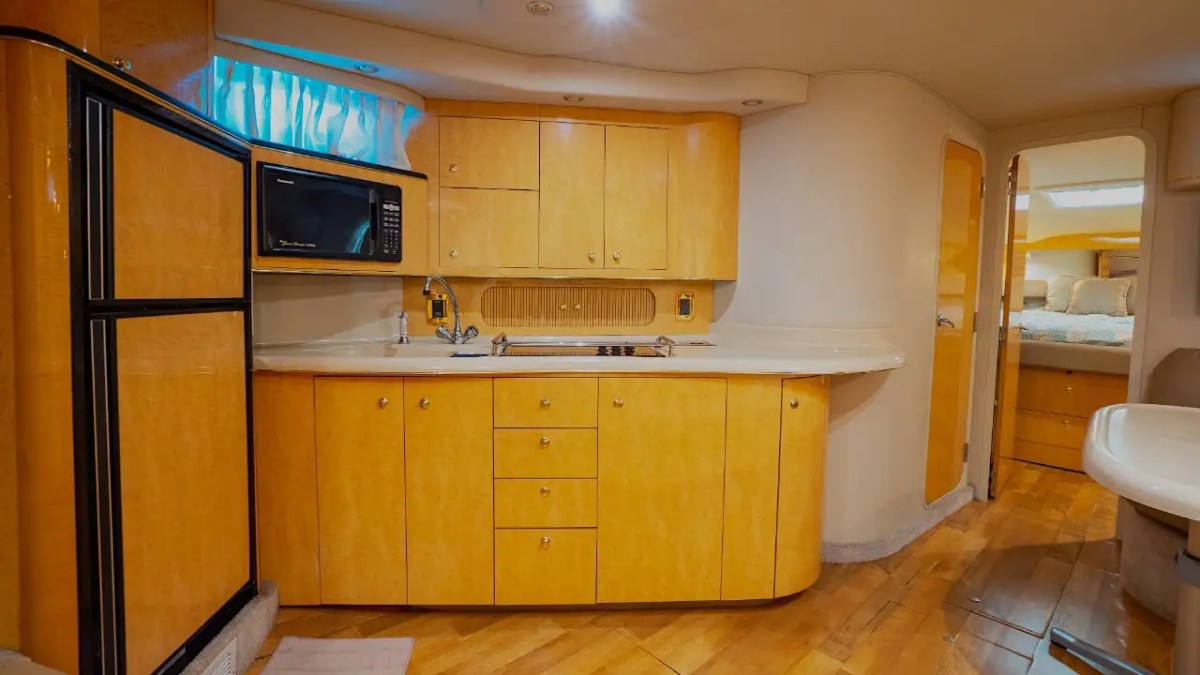 45′ SeaRay boat cabin lighting and décor