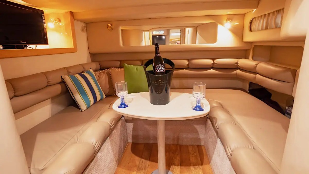 45′ SeaRay boat interior seating with cushions