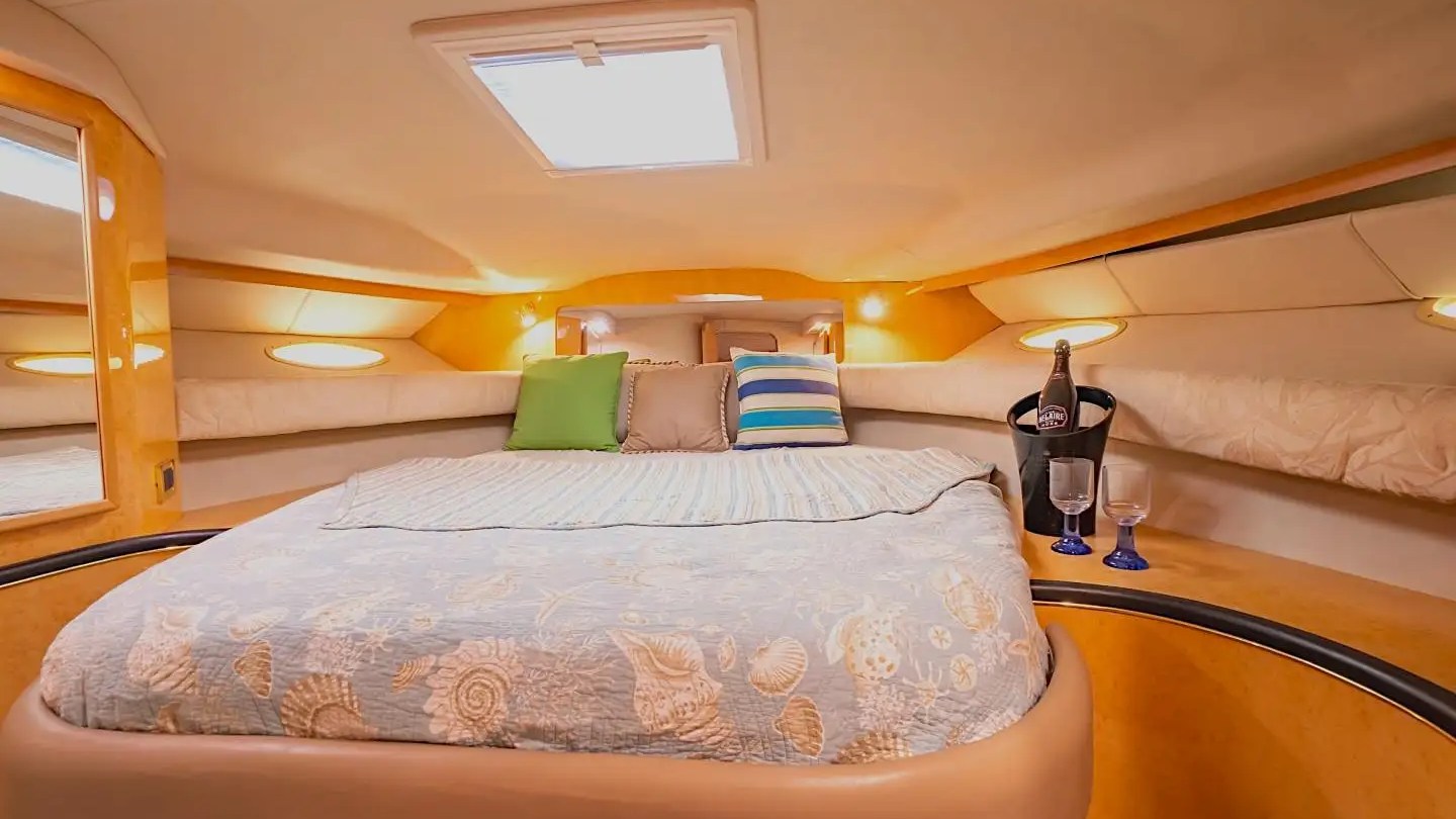 45′ SeaRay boat cabin sleeping berth