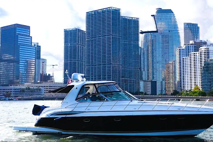 Side-deck walkway view on 48′ Formula Miami