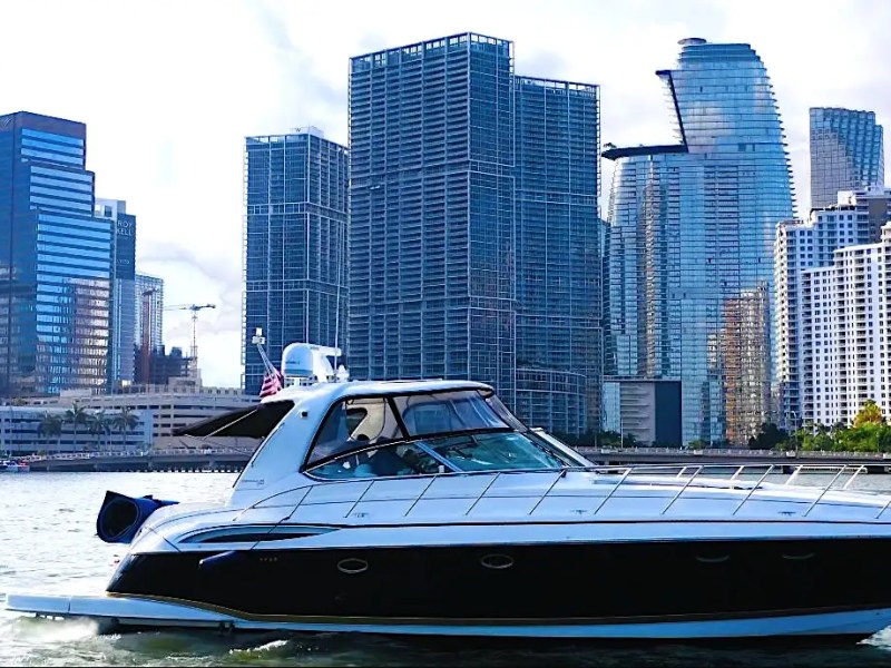 Side-deck walkway view on 48′ Formula Miami