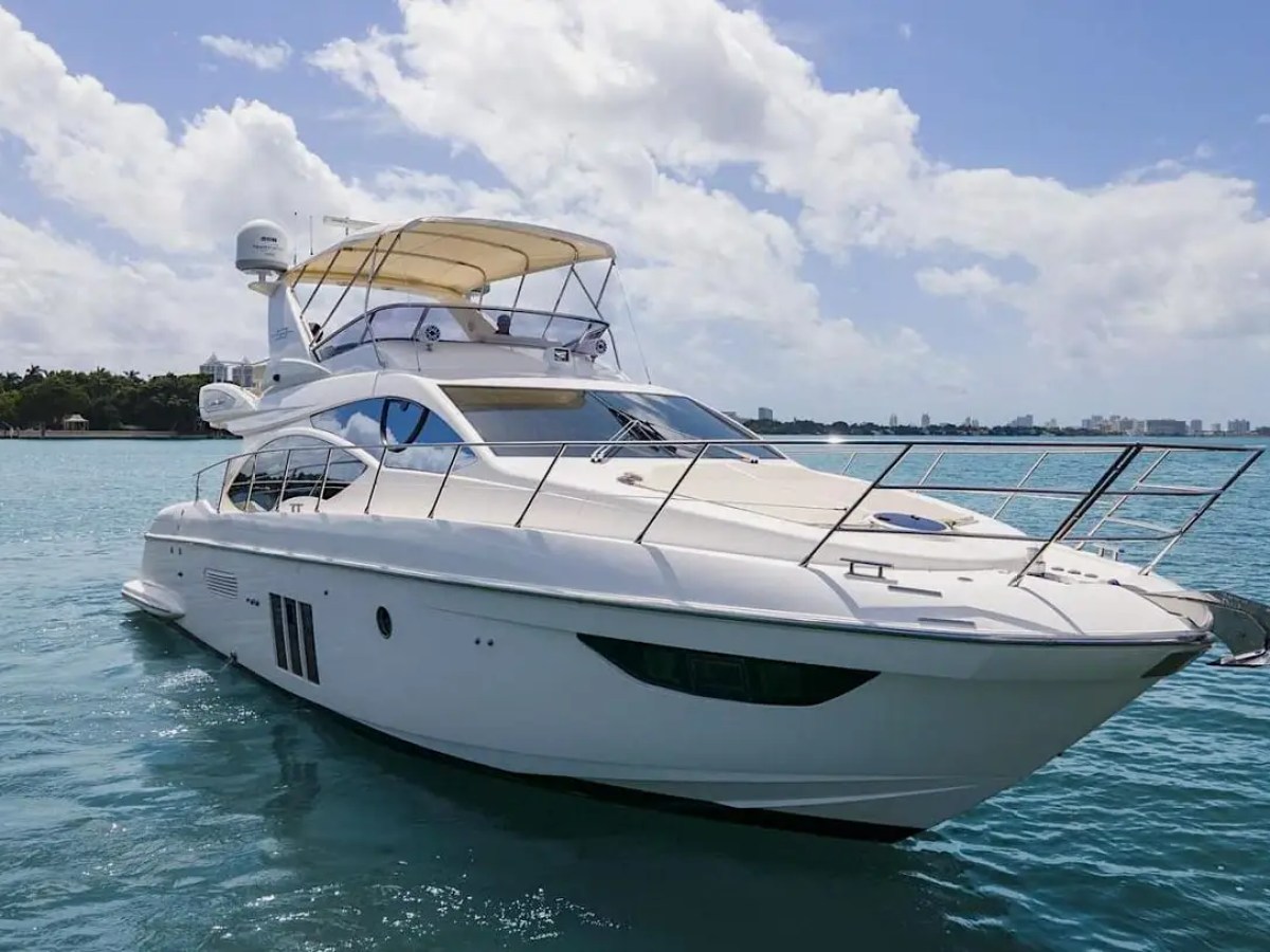 50ft Azimut yacht Miami hull reflection waterline