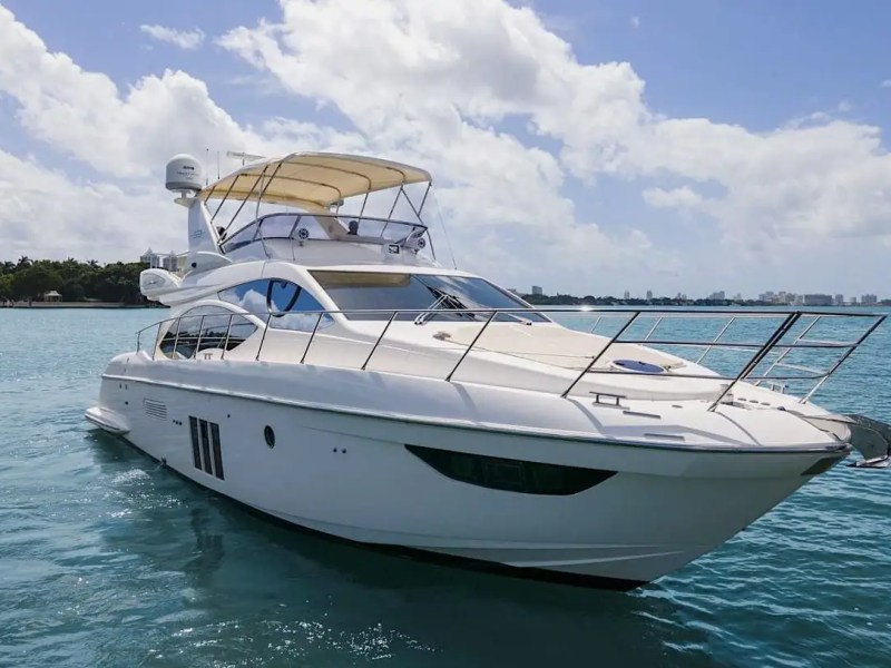 50ft Azimut yacht Miami hull reflection waterline