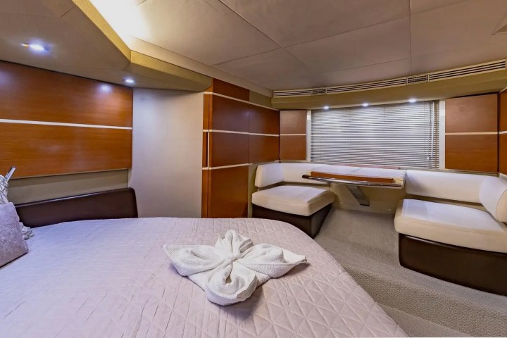 50ft Azimut yacht Miami guest cabin twin berths