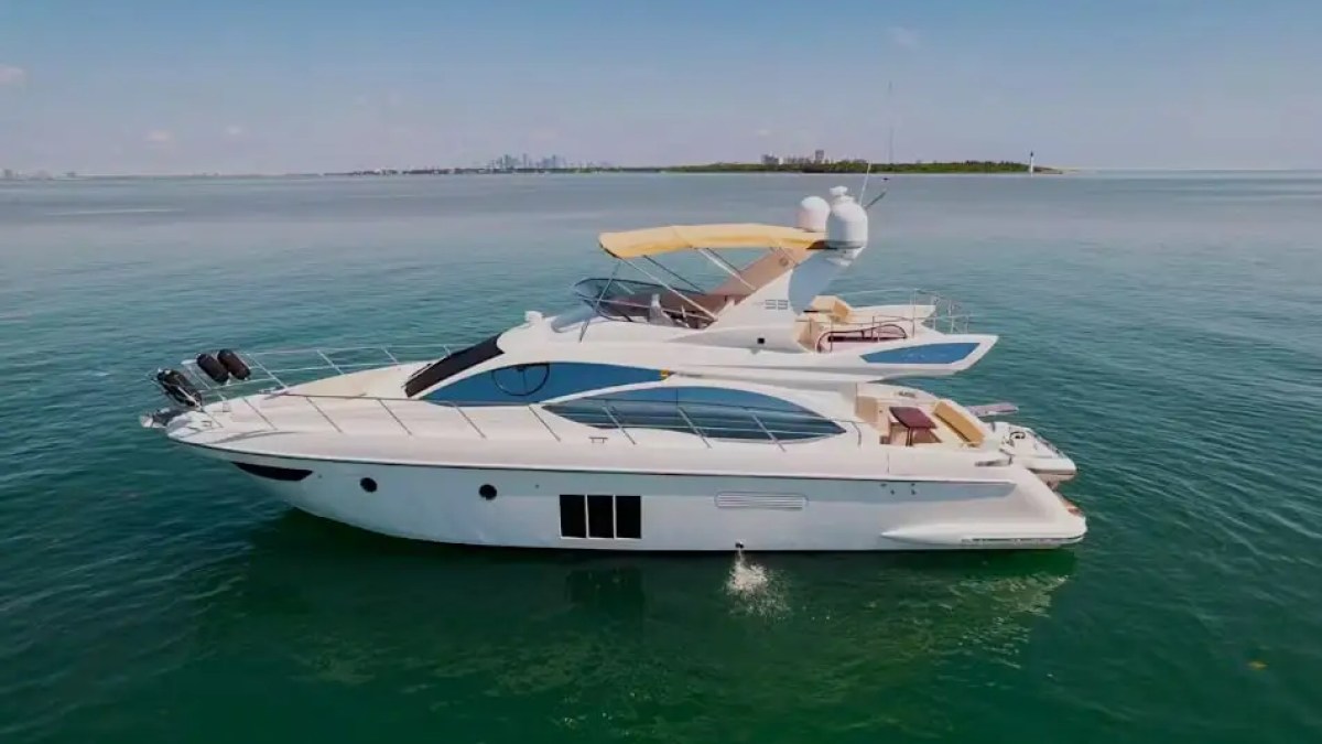 50ft Azimut yacht Miami hull reflection waterline