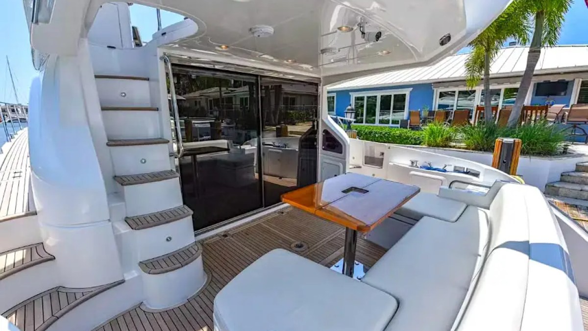 50ft Azimut yacht Miami port side dock arrival
