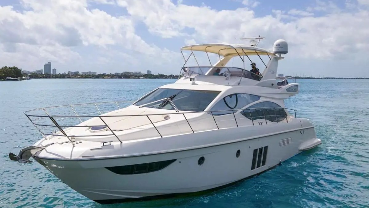 50ft Azimut yacht Miami port side dock arrival