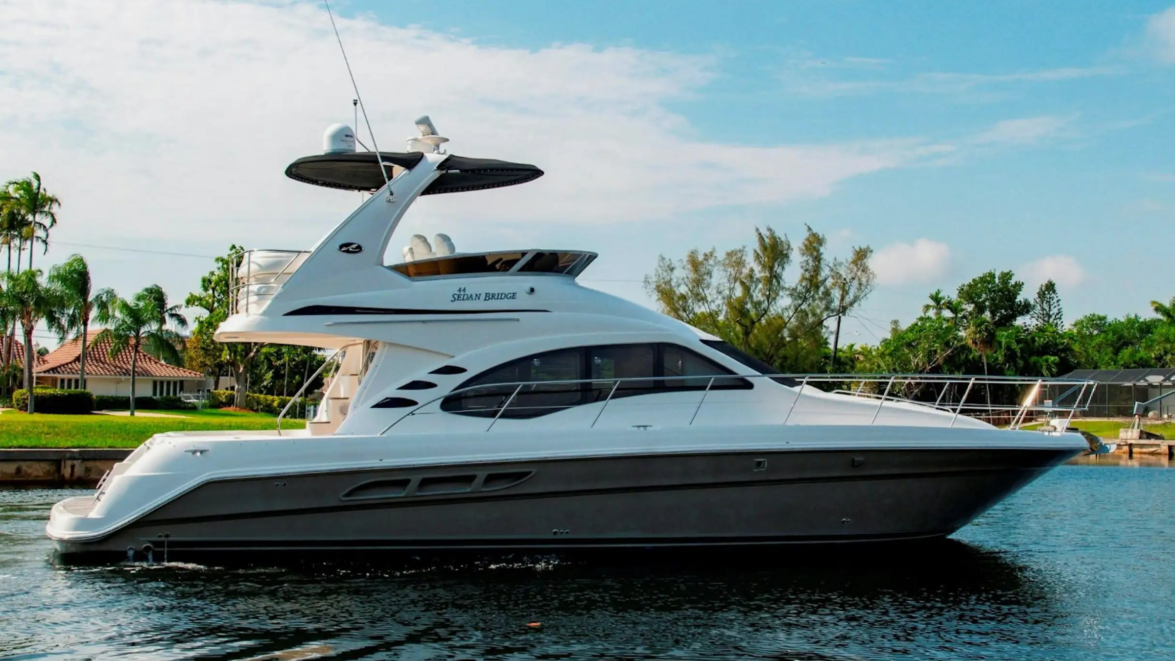50′ SeaRay yacht cruising with wake trail