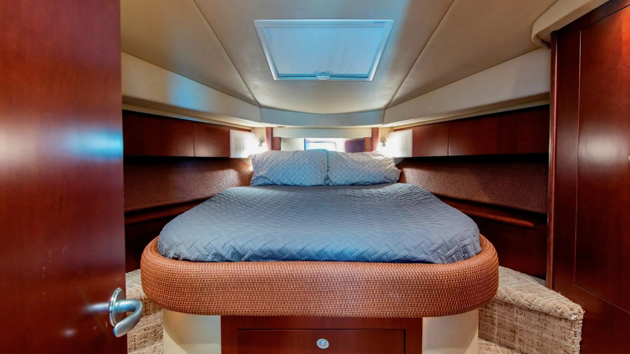 50′ SeaRay yacht forward stateroom berth