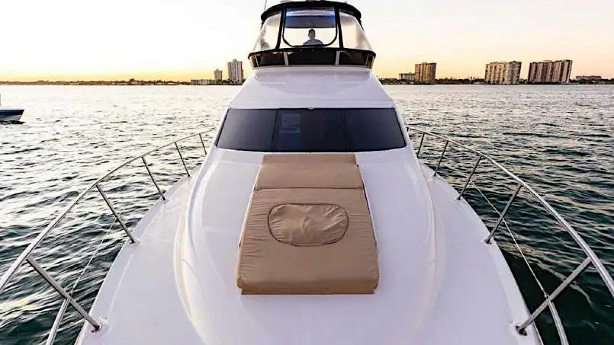 50′ SeaRay yacht bow sunpad ready