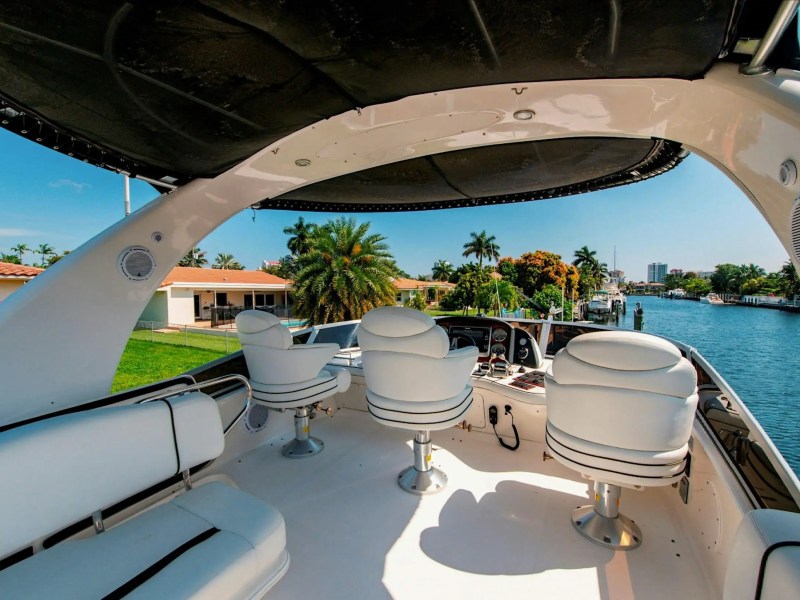 50′ SeaRay yacht flybridge helm and lounge